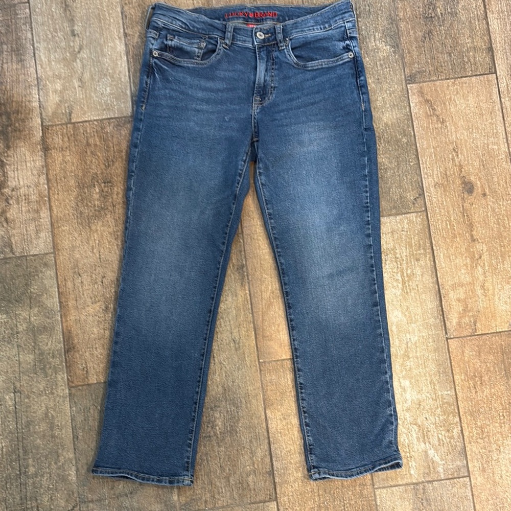 Ladies Lucky Brand Cropped Jeans. EUC.  Size 8.   Sweet mid-rise crop cut.